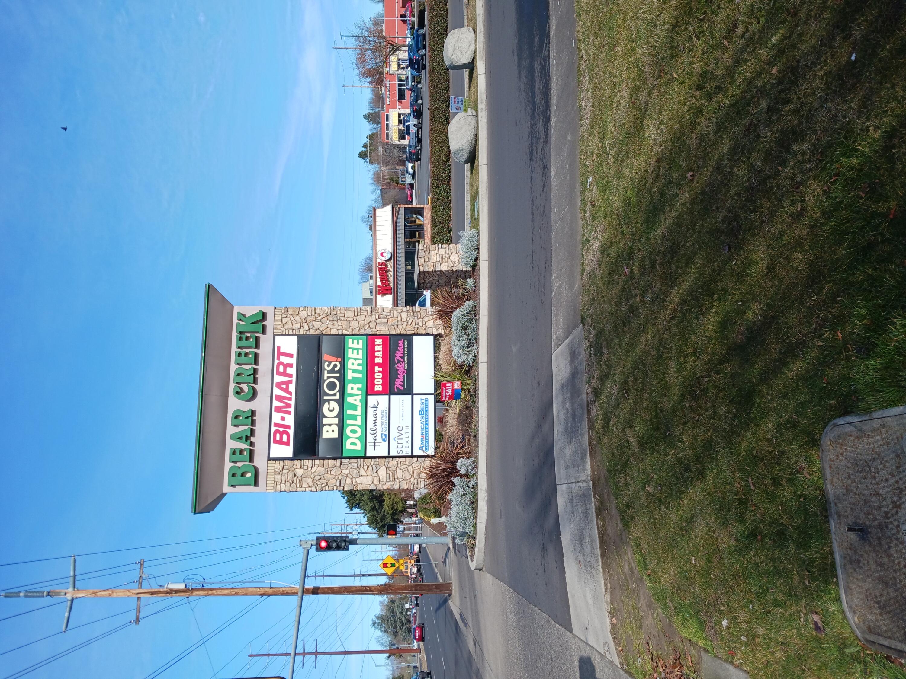 Rare small retail space available in Medford's Bear Creek Plaza. Join big box stores BiMart, Dollar Tree, Big Lots and others in one of Medford's most popular shopping centers. This suite offers plenty of shared parking and easy in and out from Biddle Rd. or McAndrews Rd.