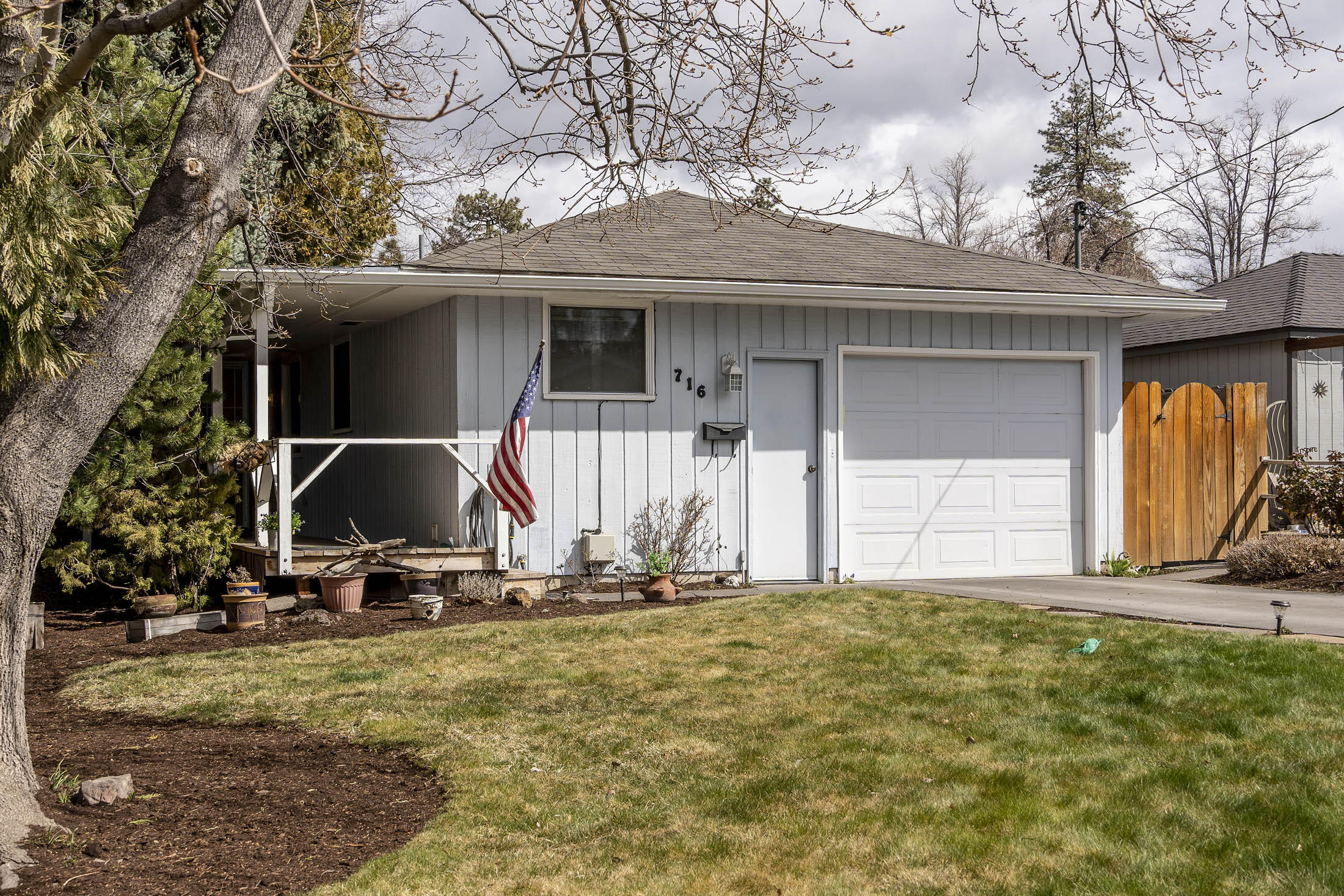 Don't miss this midtown gem!  Home has been in the same family since brand new. Pride of ownership! and oh what a beautiful lot, loads of mature big trees and gorgeous  landscape. Fenced back yard, and even has double gate access off the alley. All appliances included, so it is move in ready. Don't miss it.
Very warm and cozy inside, and out