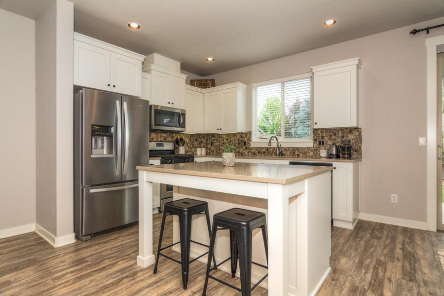 Like new! 2016 Pahlisch Town Home 1713 sqft, 3Bd/2.5Ba , Great Room floor plan w/modern finishes-
9' ceilings, stone Gas FP, open dining/kitchen w/SS appl, slab quartz counters, island, Master w/Cascade Mtn & Smith Rock
views, walk-in, private bath w/dbl slab-quartz vanity, attached & insulated 2-car garage, fenced backyard w/professional
landscaping and sprinkler system, covered patio area, High Eff Gas FA Heating & Central AC!