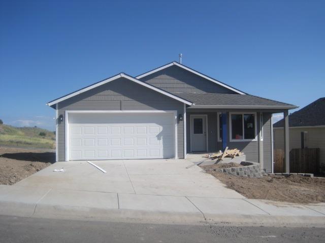 New Construction!One Year Builders Warranty. Stainless steel Appliances include Cookstove,Dishwaser,and Microwave.Flooring is hardy plank in Kitchn,Living,Dining,Fammiy rooms and down hallways, Tile flooring in the Laundry and both bathrooms, Carpet in the bedrooms, Custom Oak cabinets in the Kitchen, Laundry room and Bathrooms, Deck,Backyard Fenced,Landscaped.