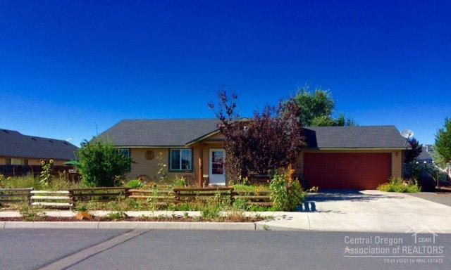 Completely updated home.. Super cute! All new flooring throughout. Brand new stainless steel appliances. Vaulted ceiling, large kitchen and nice sized bedrooms. Great family friendly neighborhood.
