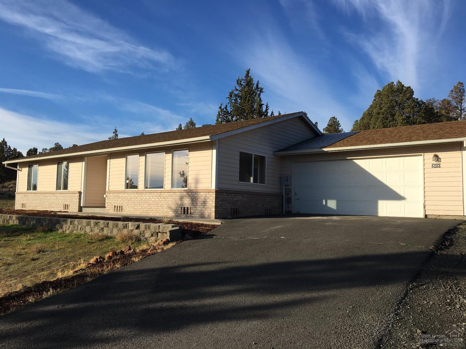 Great views from this single level home on 2.3 acres! Private setting off the road, paved driveway, 3 large bedrooms, 2 bath, 1704sf, large family room, breakfast bar, dining area, walk-in closet, ceiling fans, low maintenance back yard with patio, rain gutters. Take in all of nature's beauty from this lovely property! Convenient location only minutes from town!