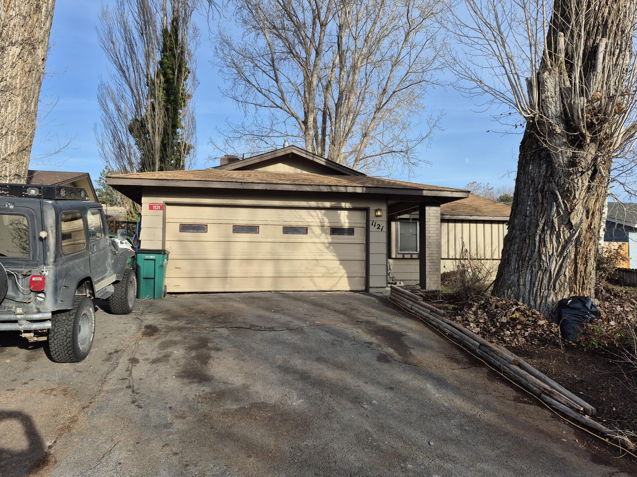 Close to Shopping! This well kept 3 bedroom 2 bath home features new laminate flooring, Open floor plan, newer exterior paint, tile flooring in the kitchen, newly tiled bath
area around the soaking tub, good sized bedrooms with an extra bonus room off the main bedroom for your craft or hobby room!