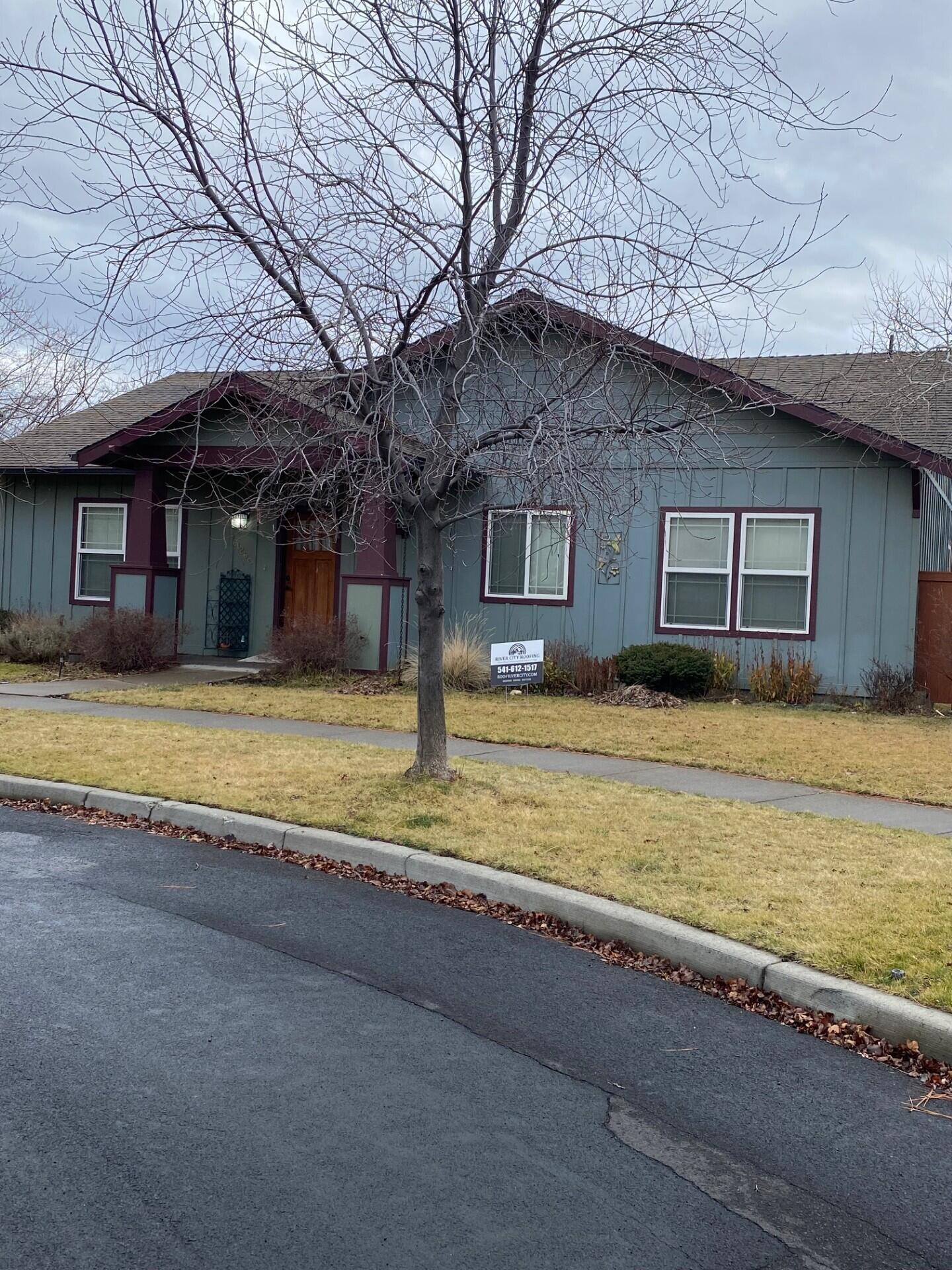 Large .34 acre lot, a 4 car garage plus a fenced RV-toy corral. A nicely built custom Palmer home. This single level 3 bedroom, 2 bath home has hard wood floors and an open floor plan. Additionally a fenced back yard for your pets, close to Alpenglow Park and Playground. Call your favorite Realtor.