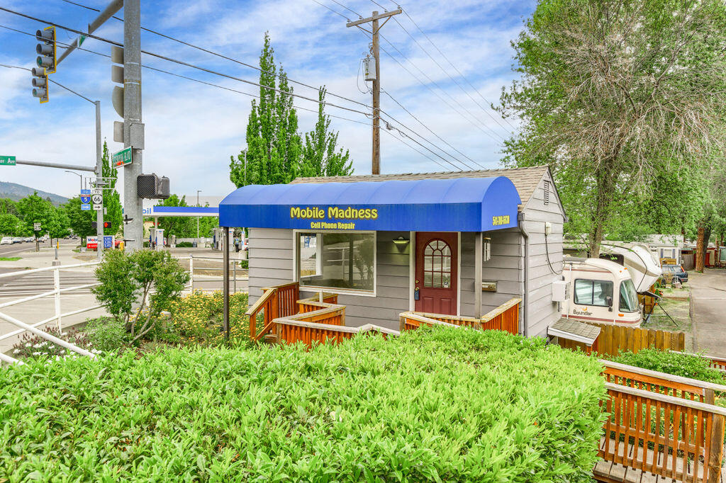 Great office space or retail space on the corner of Walker & Siskiyou. All utilities included excepting voice/data/trash/recycle. 3 parking spaces.