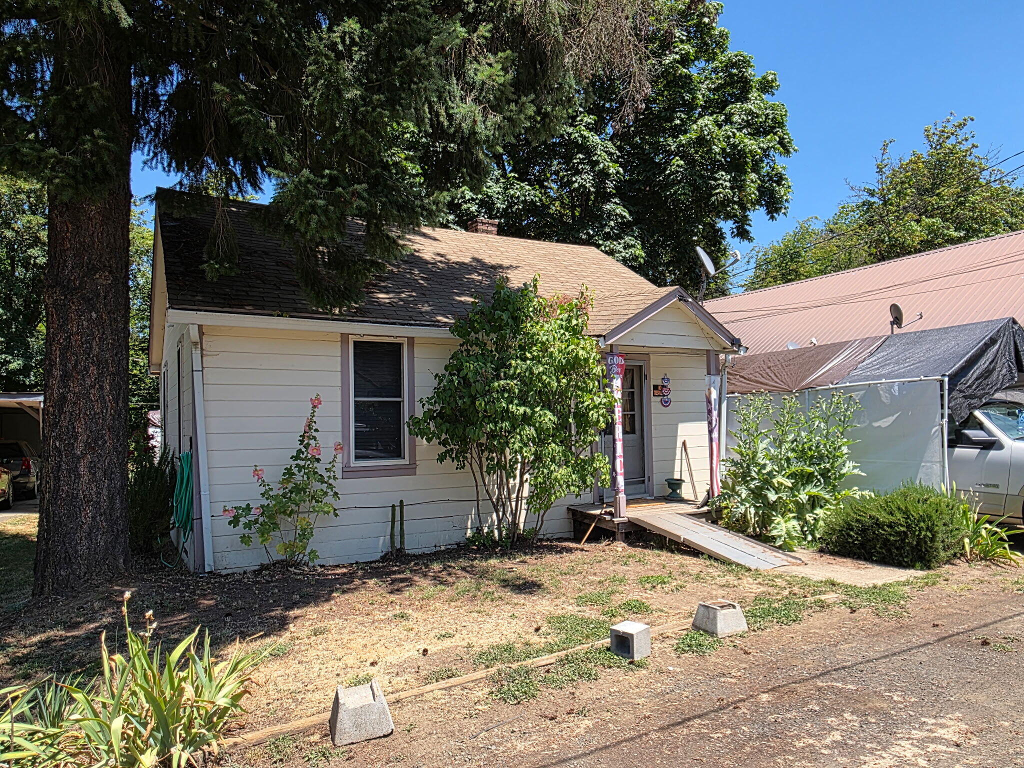 Motivated Seller. Well maintained 2 bd, 1 bath, 675 SF cottage home on .11 acres.  Needs updated.