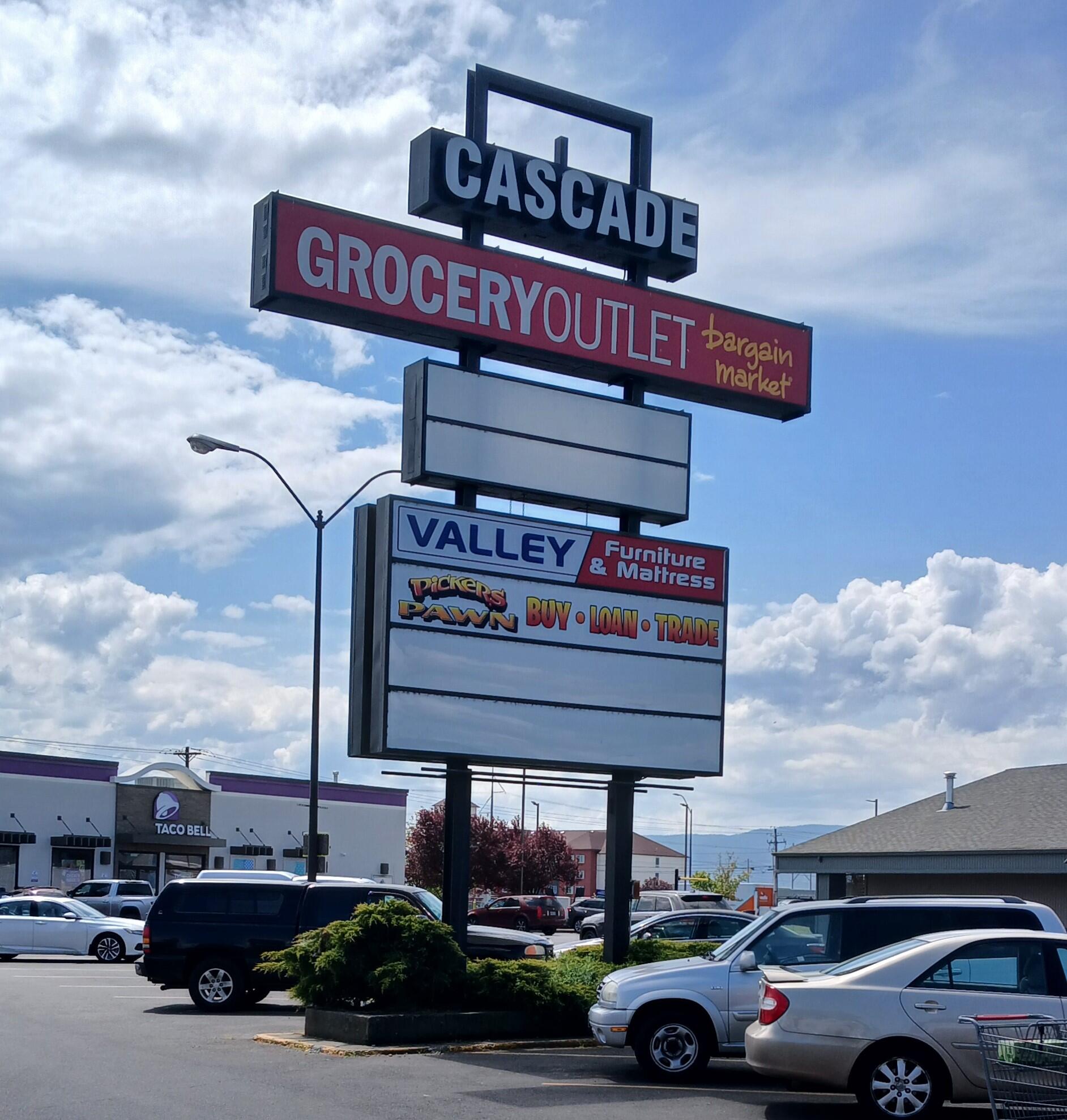 Join Grocery Outlet, US Postal Service, Cascade Pharmacy and others in this well established neighborhood shopping center, with plenty of parking in one of southern Oregon's fastest growing areas. Currently operating as a pet grooming facility, this suite will be available July 1, 2O25. Well suited for a retail business or professional office. Call for more information today.