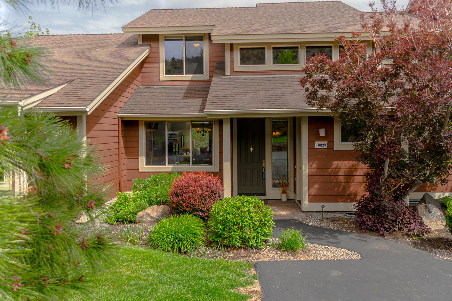 Gorgeous townhome with designer's flair. Completely furnished right down to the coffee mugs. Take in breathtaking Cascade Mountain views from high end hot tub. Enjoy all that Eagle Crest has to offer, including 3 18-hole golf courses, putting course, sport centers, spas, restaurants, tennis courts, pickleball courts, pools, and walking trails.