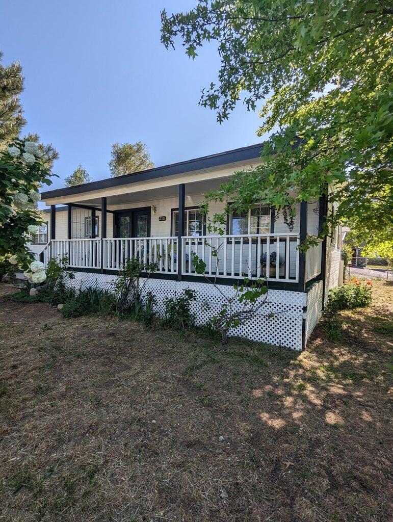 Well cared for 2 bedroom 2 bath manufactured home.