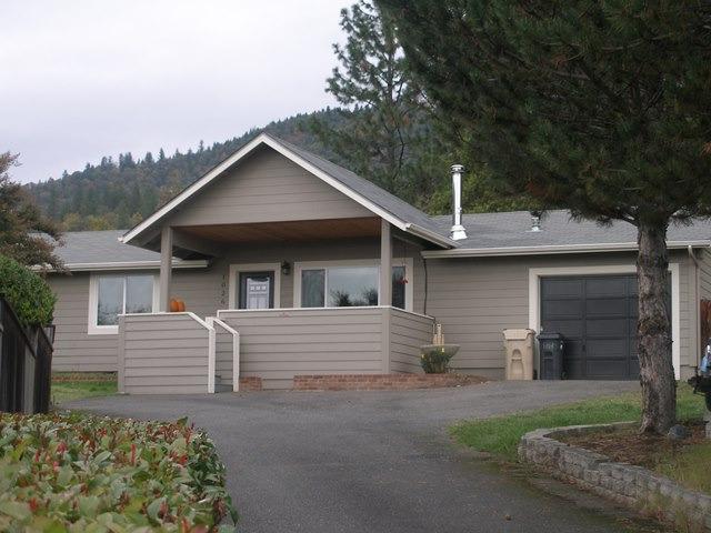 Great starter home on a culdesac. 3 bedrooms & 2 bathrooms in a 1056 sq ft home, awaiting a new owner. Title to be conveyed through a Bargain & Sale Deed at COE.