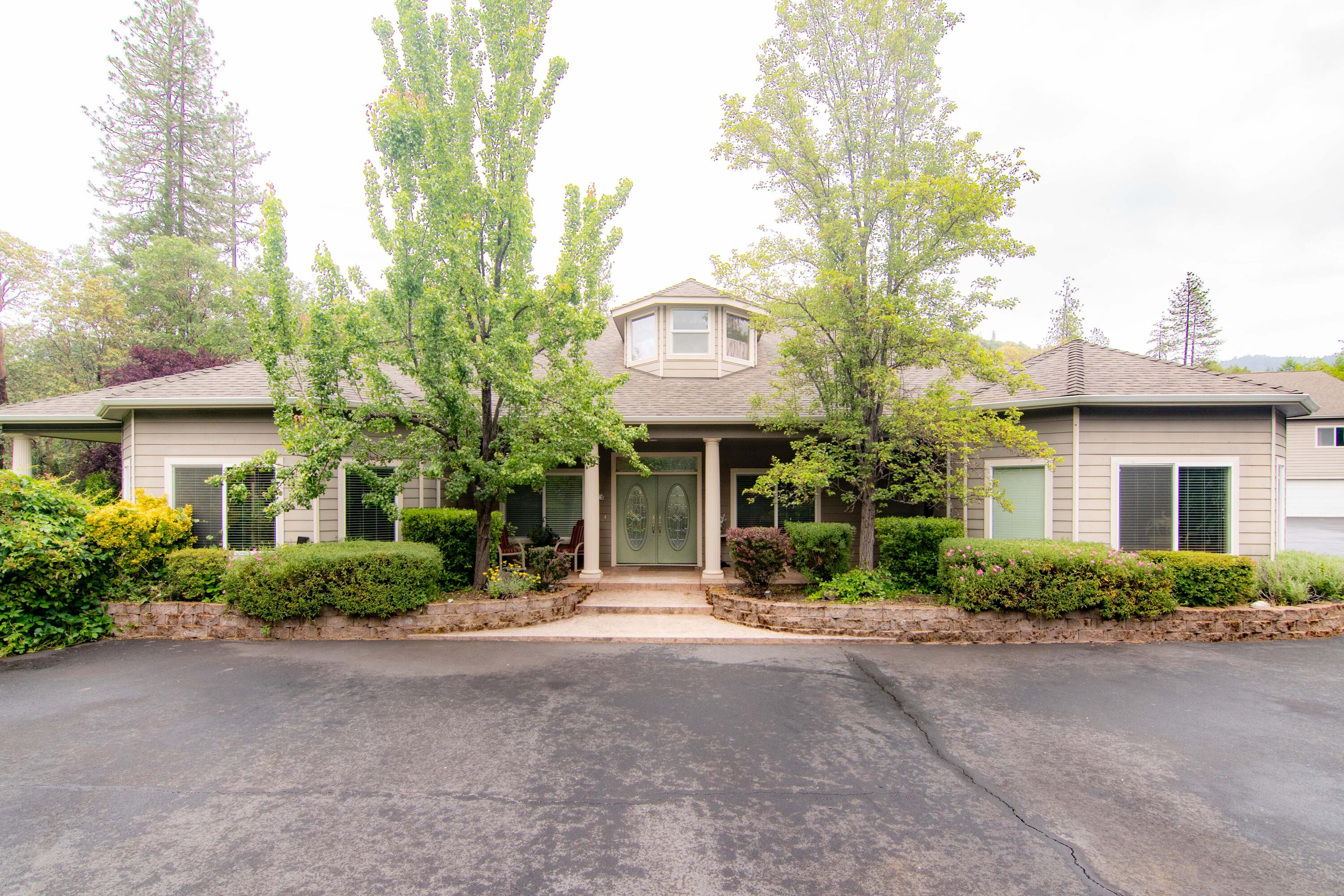 www.footscreekroad.com Stunning home with HUGE shop. This home is an entertainers dream & perfect for a multi-family set up. A grand main room greats you with 25FT cathedral ceilings & an open floor plan. A beautiful formal dining area is matched by a spacious kitchen including walk-in pantry, stone counters, bamboo cabinets & uc lighting. The main bedroom boasts sunny windows & a generous floor plan. A large ensuite bath has a rain-shower & is bathed in tile with a claw foot tub. Two other guest rooms are down the hall & very private. A laundry room & garage offer direct access to the house make parking a breeze. The backyard has several koi ponds, landscaping & an alfresco dining area for cool evenings. The shops 4-bays, include 1 enclosed RV parking. 220 electric & a built in shop vac system. Above the shop is a 1,900SF studio with an 800SF wine or storage room. A 1-bedroom with full bath & laundry is on the 1st floor. 2nd driveway access at the rear of property has been aded to dee