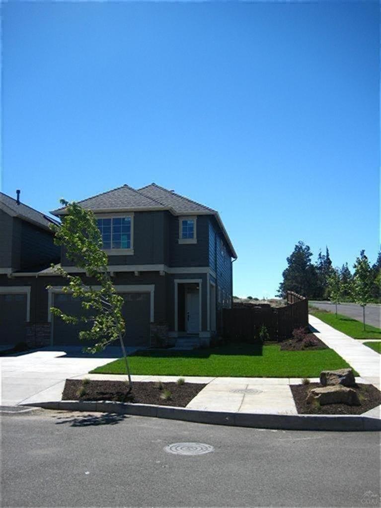 Tour of Homes Award Winning Samson Plan (Best of Show, Best Master, Best Kitchen, Best Interior Finish, and more) Brand new townhome under construction near Boyd Park in Bend w/the quality Pahlisch Homes is known for-stainless steel appliances, laminate wood flooring, Chroma quartz counters w/under-mount sink (even in baths), extra attention given to allow for lots of natural light. Only attached at garage, powder bath & kitchen-bedroom walls are NOT attached. Pictures are of same plan but different home.