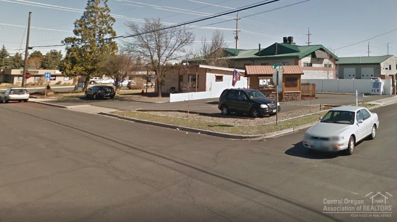 Full Kitchen, Mountain views, potential development property. Easy access, close to high school with high traffic counts on Highland Ave. Second income with $550/mo income potential from food cart. Live/work potential.
