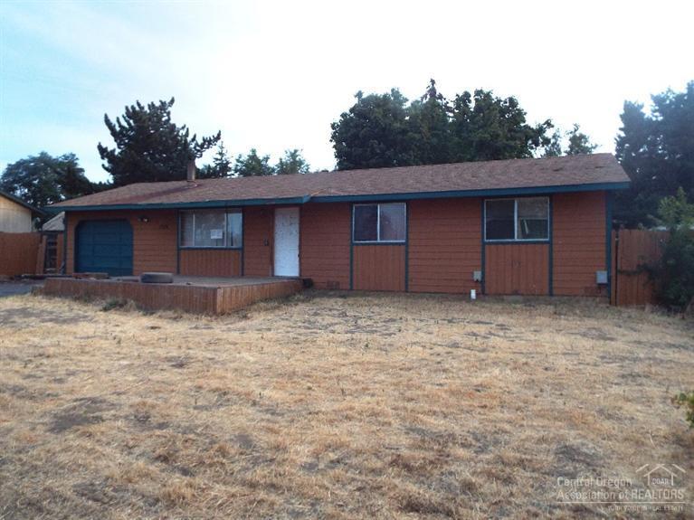 Cute single-level 3 bedroom/2 bath situated on hill-top lot close to medical, shopping, convenient to everything. Private fenced back yard is perfect for family BBQ, pets, or play; easily accessed from kitchen area via sliding glass door. Kitchen features all appliances & plenty of storage. Master bedroom features extra closet, attached bath. Utility area is off the hallway. Single attached garage is a bonus for parking, shop, or storage. Perfect starter, rental, or for down-size. Call now to view.