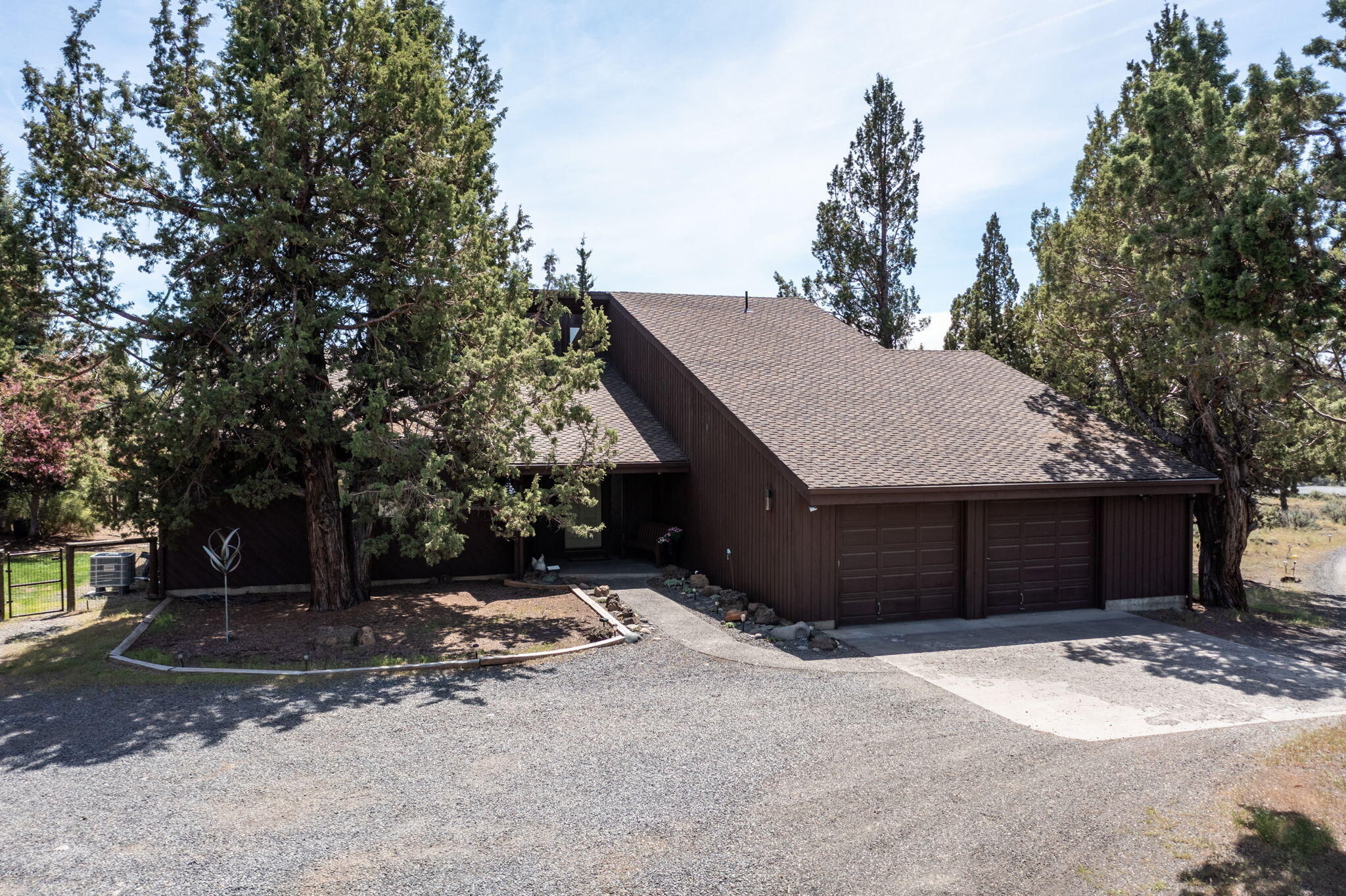Located in the Boonesborough neighborhood on 2.66 acres w/ stunning Cascade Mountain views, this 3 bedroom, 2 bathroom, 2054 sq ft home offers an abundance of natural light. The home features a large kitchen w/ stainless steel appliances, new glass backsplash, new breakfast bar, new wine refrigerator, pantry, & ample storage. Additional there is a new HVAC system, electrical panel, hot tub, pellet stove, water heater, carpet, xeriscape, BBQ area, fire pit & privacy screen on driveway. The primary bedroom is conveniently located downstairs. Additional highlights include an arctic entrance, huge bedroom upstairs, solarium/sunroom, mud/laundry room w/ sink, & an attached 2-car garage. Outside, you'll find a 30 x 23 shop w/ an RV door (36 ft deep, 14 ft high), chicken coop & grandfather fenced backyard. Call your realtor today to schedule your showing!