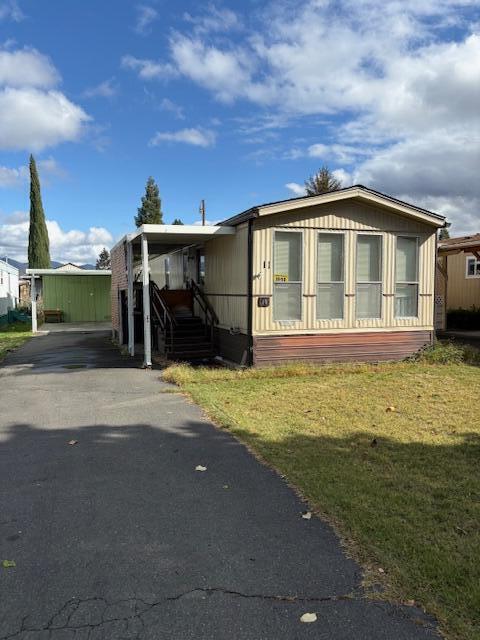This could be a wonderful mobile in a nice, small 55+ park. Space rent is $450 month includes water, sewer, garbage. Home has nice size living, and dining room. Lots of windows for natural light. Kitchen has skylight. Primary master has walk-in closet, and bathroom with walk-in shower. Nice full size main bathroom. Handicap ramp from driveway to front door. Small shed for extra storage. Does need some TLC, come make this house your home.
No dogs, subletting, or RV/boat parking.