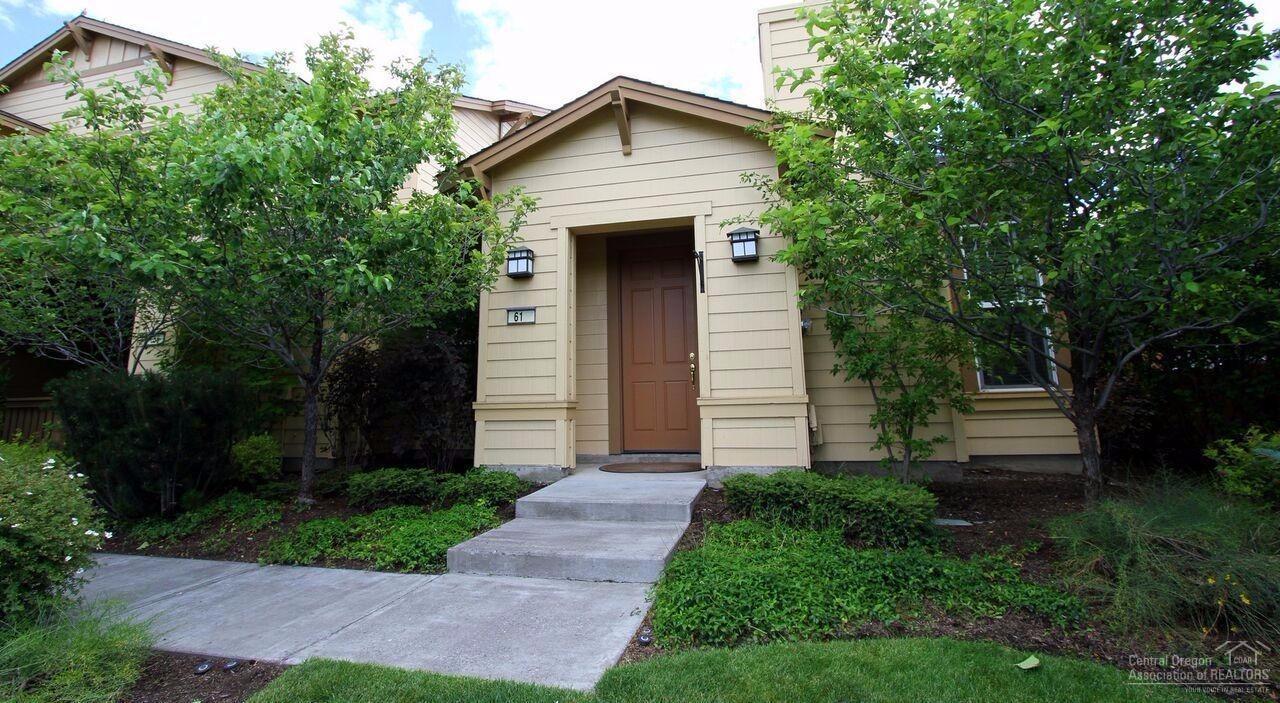 Clean & bright single level town home, ideally located just above the Old Mill District on Bend's famous west side. Quick & easy access to the river, Mt. Bachelor & Downtown Bend. Open floor plan, high ceilings & tall windows provide plenty of natural light. Spacious master suite, fully landscaped back yard, fenced with circular paver patio. Separate laundry, large 2 car garage, walking path to The Old Mill just a block away. End unit.