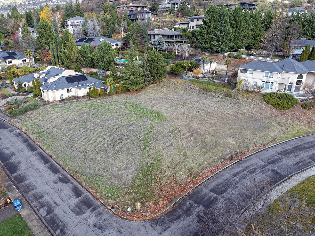 Here's your chance to build the home you've always dreamed of in Cherry Lane Estates, one of the area's most sought-after neighborhoods. This nearly half-acre corner lot is gently sloped and perfectly positioned to showcase stunning views of the city and surrounding mountains. With its prime location, you'll appreciate the natural beauty around you and the convenience of being just minutes from Hospitals, RoxyAnn Winery, Rogue Valley Country Club, shopping, and more! Plus, Roxy Ann Peak and local parks are nearby for all your outdoor adventures. Bring your vision to life—this rare lot is ready for your dream home!