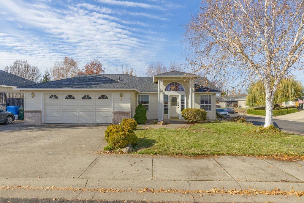 Fantastic Home in Eagle View Subdivision just north of the Eagle Point Golf Course. 3 bedroom 2 bath 1560 sq. ft. home on a preferred corner lot! Spacious living room w/lots of natural light plus soaring ceilings up to 14', overhead nik-nak/plant ledge & pretty wood laminate floors! Spacious kitchen w/new granite counters, stainless steel appliances, new SS sink & new faucet, oak cabinets, peninsula style breakfast bar, pantry closet, ceramic tile flooring, pass through opening to living area & vaulted ceiling. Large 14' x 17' master bedroom that will fit a king size bed & an assortment of furniture. Master bathroom w/double sink vanity and 2 by-pass door closets. Large window in master bedroom. Home also has oversized 2 car garage and 12' wide RV parking that extends the entire length home. Hot tub ready location off back patio. Terrific fully fenced big rear yard. Come take a look! You will want to call this HOME