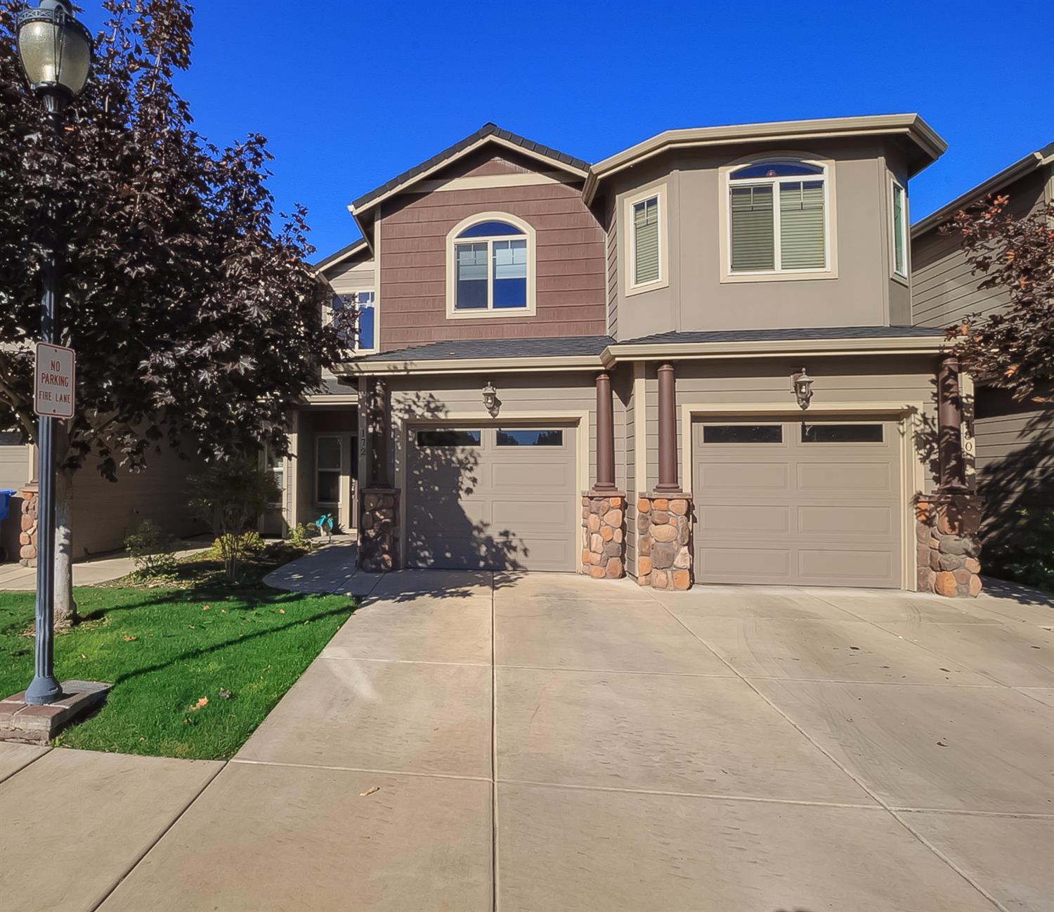 Luxury Town Home in River's Edge Villa Estates. This beautiful 3 bedroom , 2 1/1 bath home features a warm and inviting open floor plan with tile and carpet floors, granite counter tops, a gorgeous kitchen with a breakfast counter, microwave, and a gas range/open. The main level offers open living and dining areas that lead out to your own private patio. PUD includes a private park with Rogue river frontage, walking path with benches to watch the river and wildlife. Park provides for extra parking.