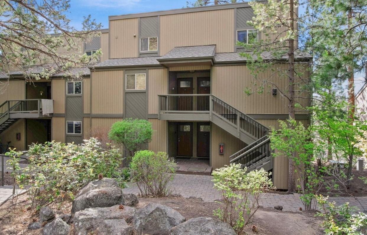 Conveniently located on the road to Mt. Bachelor Ski Resort, this 2 bedroom, 2 bath condo is conveniently situated in Ski House One and is located in Bend's Finest Destination Resort, Mt. Bachelor Village. This condo has been remodeled and is move-in ready! Amenities include, pool and two hot tubs, fireside room, playground and access to the Deschutes River Trail. Just minutes away from Historic Downtown Bend and The Old Mill District. Enjoy the best that Bend has to offer. Mt. Bachelor Village is grandfathered in for nightly rentals.