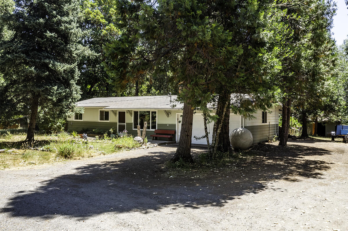 This 3-bedroom, 1.5-bath home offers 1,440 sq ft of living space and a large shop all on 1.83 acres with frontage on Williams Creek. Built in 1965, it's ready for your personal updates and creative vision. Enjoy nearby trails, creeks, and acclaimed wineries, all while soaking up serene country living. Plenty of room for gardens, outdoor entertaining, or simply relaxing by the creek. Don't miss this opportunity to make Applegate Valley home!