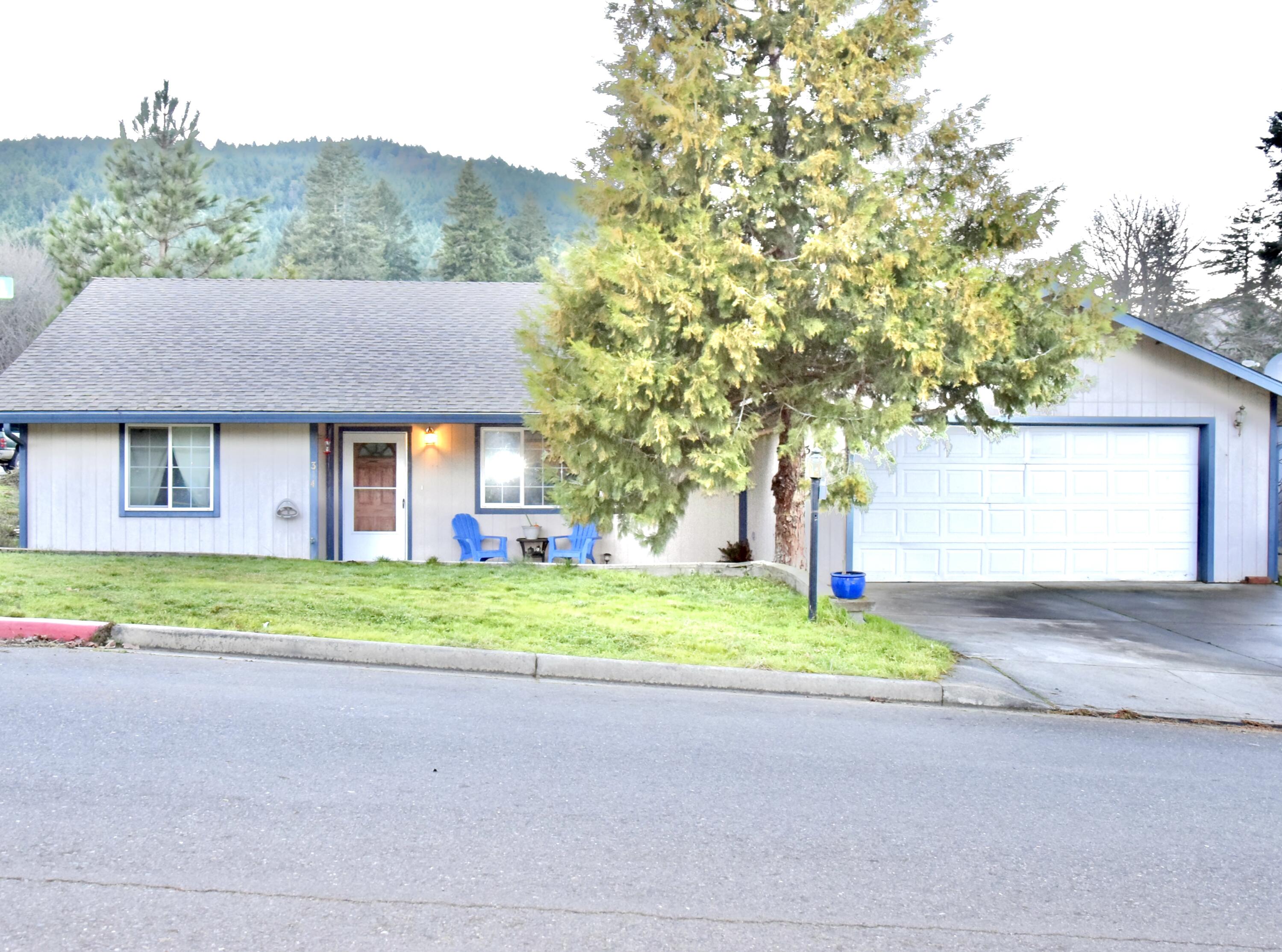 Small town USA with curb appeal galore! - This city lot home has lots to offer including a new high efficiency heat pump, newer roof, matching appliances and vaulted ceilings.  The 3 Br 2 Ba home has laminate flooring, open floor plan and a 2-car garage.  With both Mountain & City Views, this just north of Grants Pass location is mere minutes to I-5 access. Big front yard, and the rear yard is fenced! Family style home is turnkey ready for new owners.