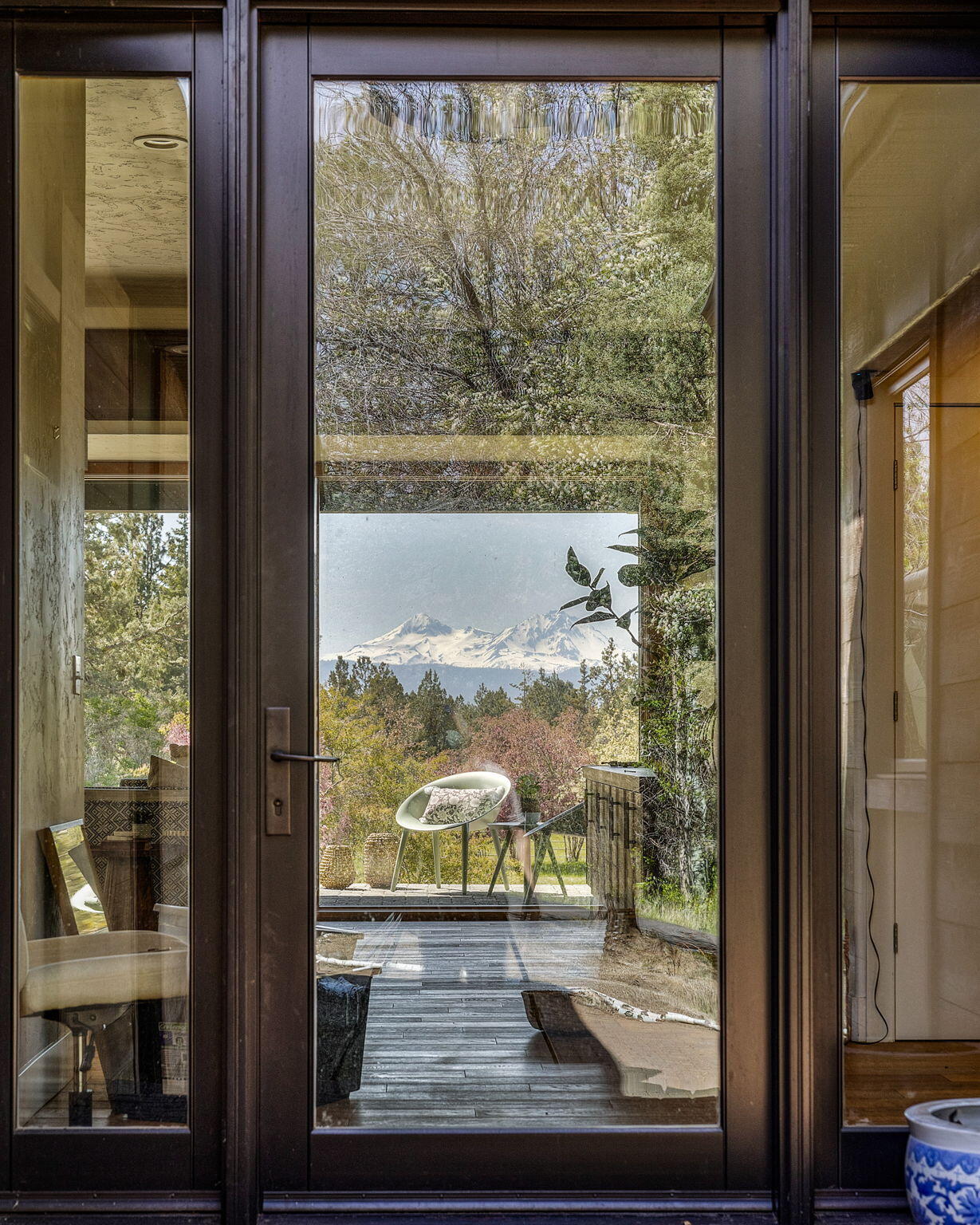 Enjoy the best of both worlds in this exceptional remodeled contemporary home. 9.15 private acres with
uninterrupted mountain views, yet 5 minutes from amenities. This residence is bathed in
natural light, with expansive windows that highlight its clean lines, high-end finishes, and use of
warm, natural materials. Wood floors flow throughout the main living areas, while wood-wrapped windows
frame breathtaking views. The open-concept design creates a balance between comfort and style, with
seamless indoor-outdoor living. A patio spans the entire length of the house—ideal for entertaining or
quiet evenings soaking in the pond and mountain views. This property offers true privacy, and boasts 3.6 irrigated acres.