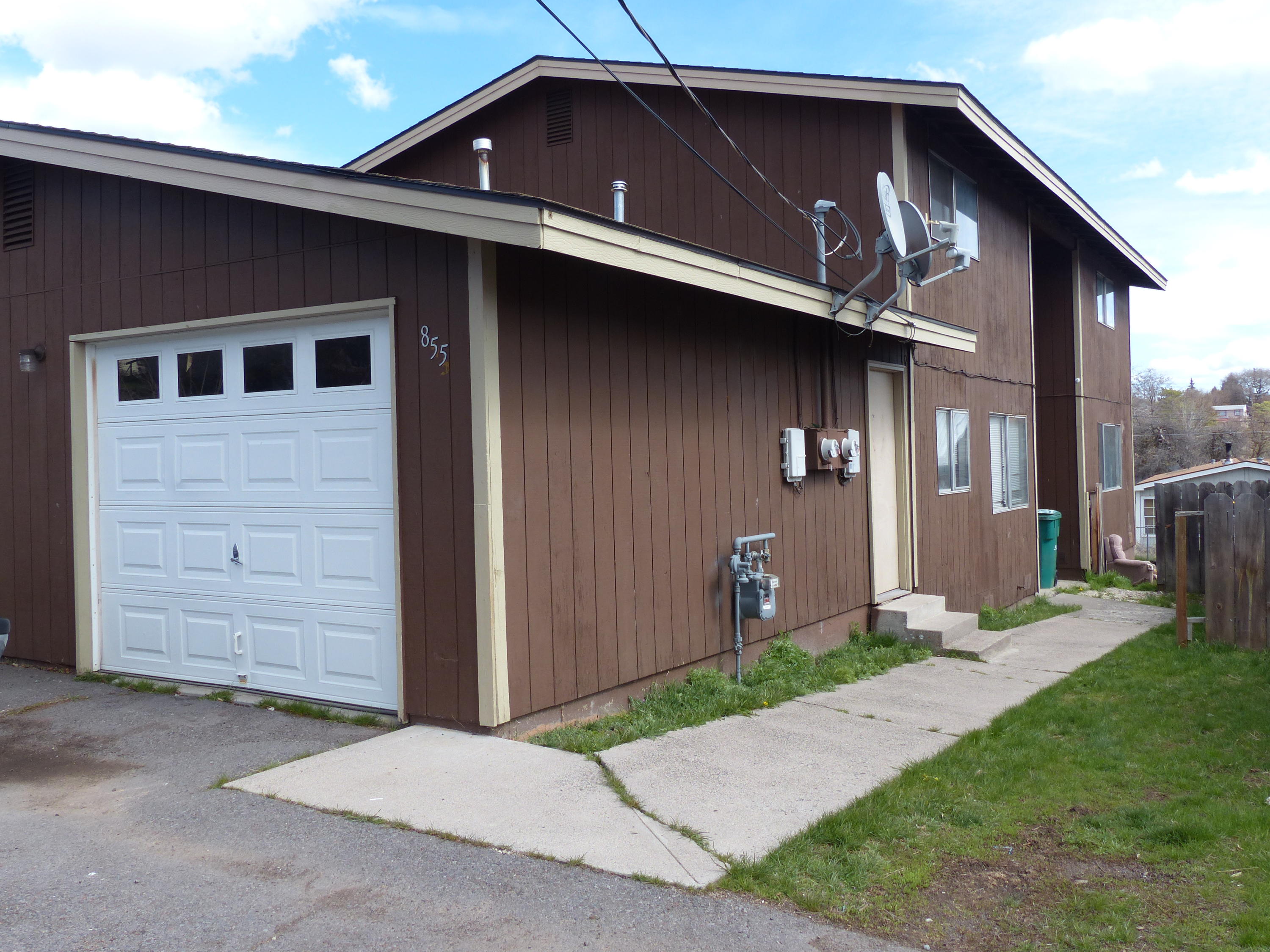 Great Investment property! 2 bedroom, 1 bath duplex units. Both units are 2 story with garage. Roof replacement in 2016. Close to Sky Lakes Medical Center and Oregon Institute of Technology