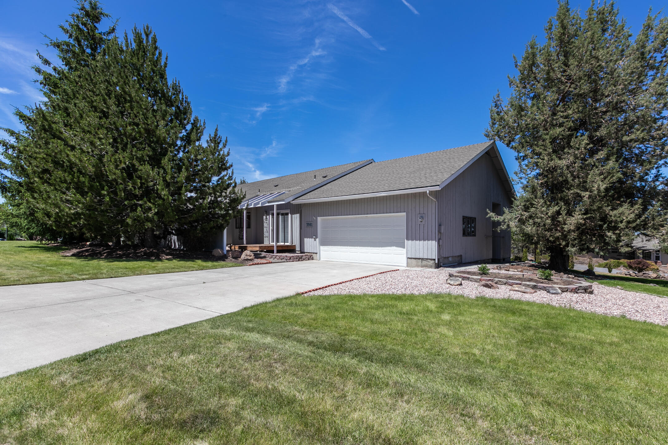 Single level townhouse on almost 1/4 acre lot w/ gorgeous viewst! Open vaulted great room floorplan w/ an abundance of natural light from the oversized double pane windows. Main living area features laminate flooring, a corner free standing gas stove. Open kitchen w/ breakfast bar, hardwood floors & plenty of storage space, pantry, & eating area w/ sliding doors leading out to the back deck. Primary bedroom has views of the mountains, tons of natural light, floor to ceiling mirrors. Opens to primary bath w/ dual vanity, walk-in closet featuring built ins, jetted soaking tub, & step in shower. Laundry area separates primary & secondary bedrooms. Secondary full bath has fully tiled shower/tub area. Back deck offers plenty of room for year round entertainment and sunsets! Oversized dbl car garage. Can be fenced for pets!