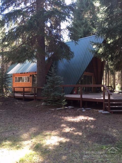 Rustic A frame cabin with lots of space! Has an oversized garage for all your toys and a bunk house for extra sleeping area. Close to forest land, Crescent Creek and only 1 mile from downtown Crescent Lake!! 9 miles from Willamette Pass ski area, 3 miles to Odell and Crescent Lakes.