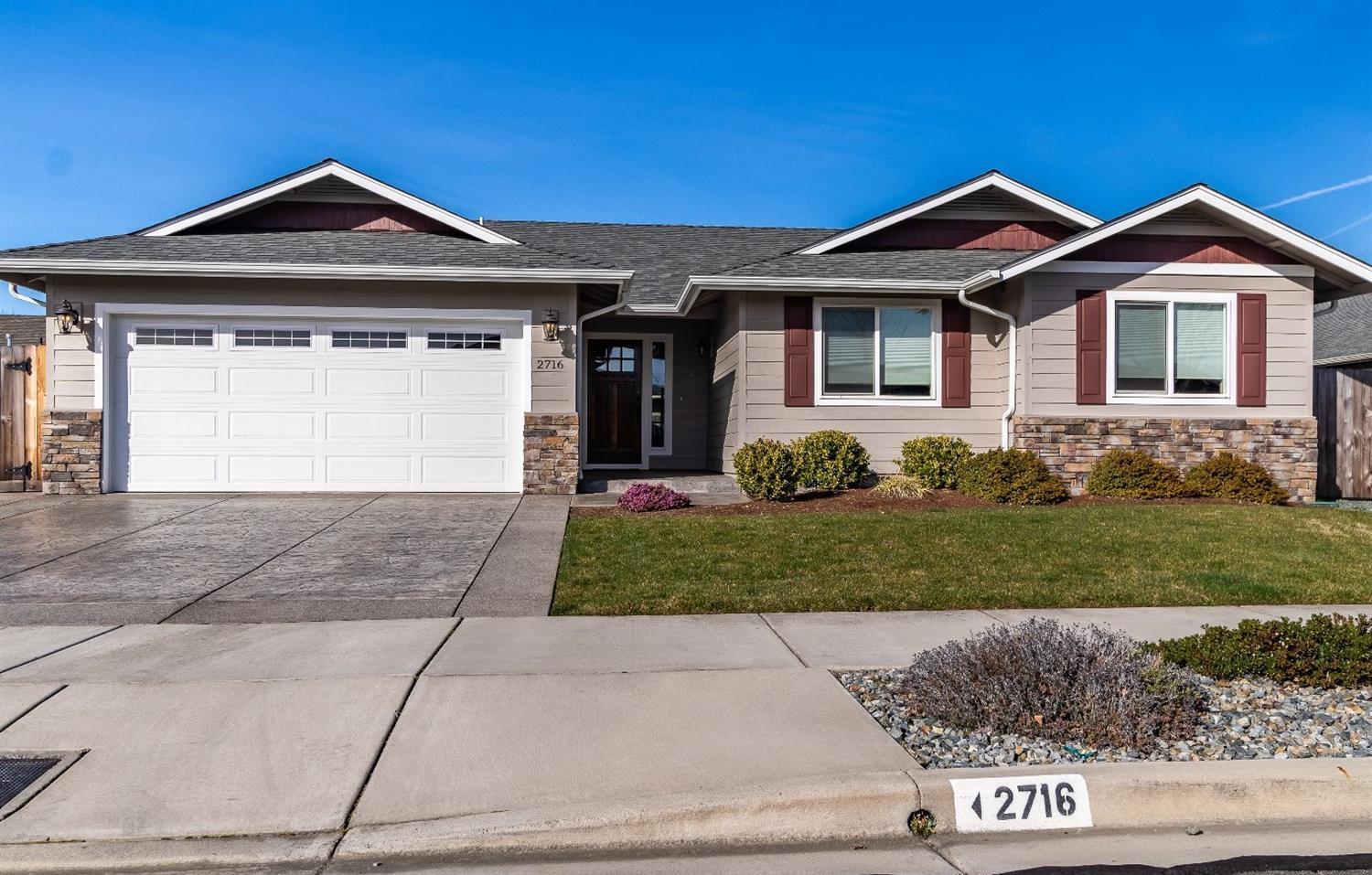 Beautiful Kirk Chapman home in the La Monte subdivision. Amenities include stone facade, hardwood floors, island kitchen, large pantry, abundant storage, wine cooler, great room, plant shelves w/power, granite counters throughout, skylite(s), vaulted/covered ceilings, side-lit entry, ceiling fan(s), walk in closet, covered patio, exposed aggregate and stamped concrete walkways/driveway, storage shed, extra off street parking, large RV parking area w/full hookups. Conveniently located to shopping, schools and the Rogue River. Call today for your personal tour, and welcome home!