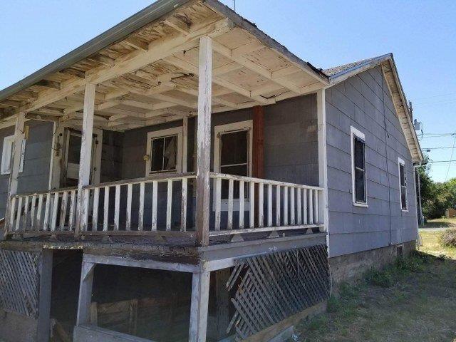 Good starter home, needs lots of TLC, located on a large and level parcel (near 1/2 acre). Desirable suburban location.