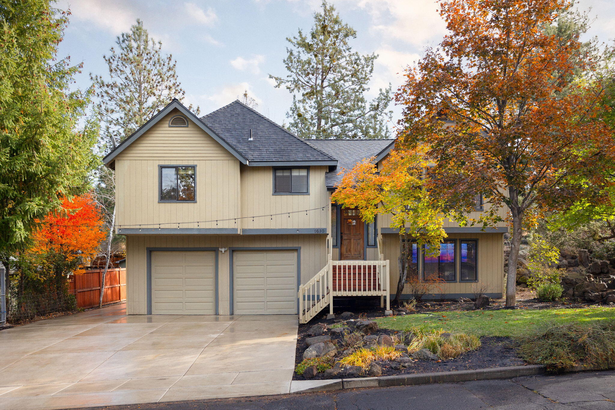 Ideally situated in Midtown, this 3-bedroom, 3-bathroom home offers convenient proximity to Bend's recreation, dining, local amenities. Enter inside to a vaulted great room with hardwood floors and large windows, creating an inviting space for gatherings. Down the hall, you'll find a full bathroom and second bedroom besides the spacious primary suite with a walk-in closet, bathroom with shower & tub, and a private deck with jacuzzi hot tub. Downstairs, you'll discover a one-bedroom with its own living area and full bathroom perfect for guests or work from home. Need space for your toys? Step outside to a .24-acre lot with a large concrete pad with RV hookups and an oversized two-car garage with space for a workshop or additional storage. Just steps from iconic Pilot Butte Park. Come view!
*Listing of Carolyn Stepp-Smart Living RE