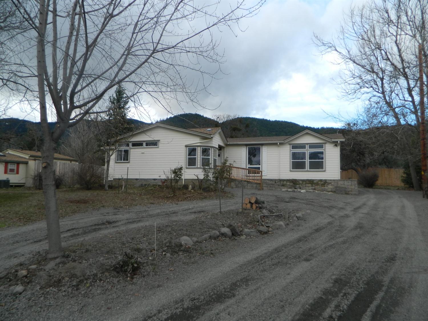 2282 sq ft home Built in 2005, .53 acre lot with RV parking. Home is move in ready. Open floor plan, high ceilings. Kitchen has a lot of storage with pantry and island. Off of kitchen has a nook area. Large living room has a gas fireplace. Master bedroom has large walk in closet and good size bathroom with double sinks. Back yard is very private.