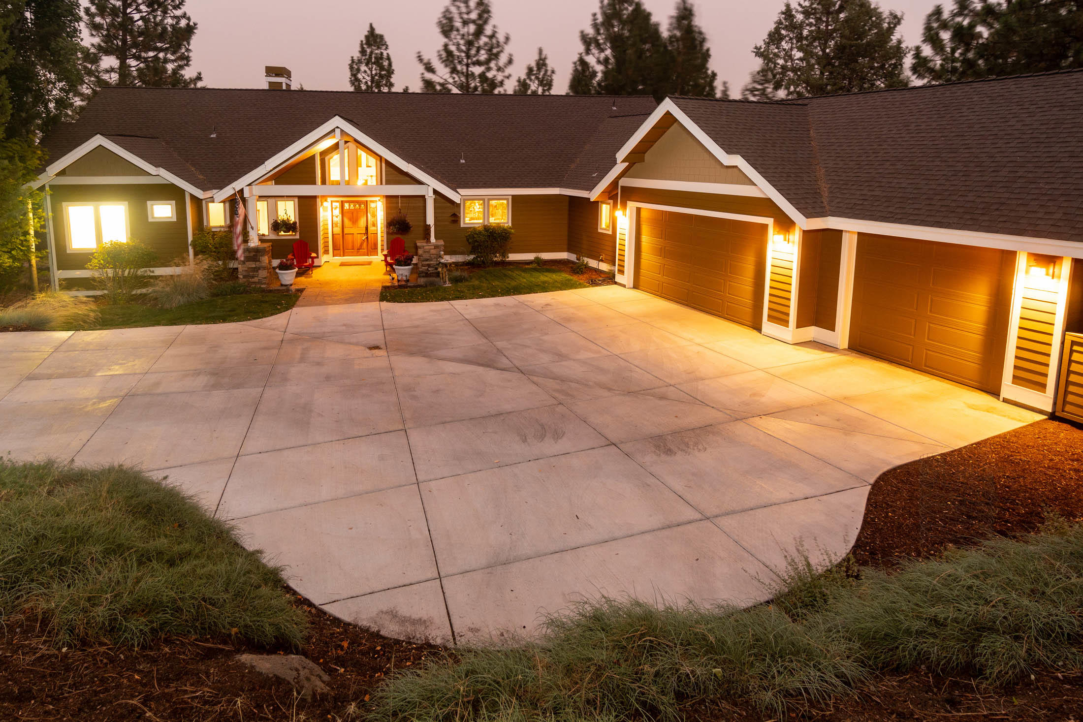 Large 1.96 acre parcel in one of Bend's premiere communities, Awbrey Butte.  Nicely appointed with hardwood and granite.  Living area is all one the main level.  Additional finished space below used as media room, poker room and wine & whiskey room.  Tons of storage and ability to add a 4th bedroom.