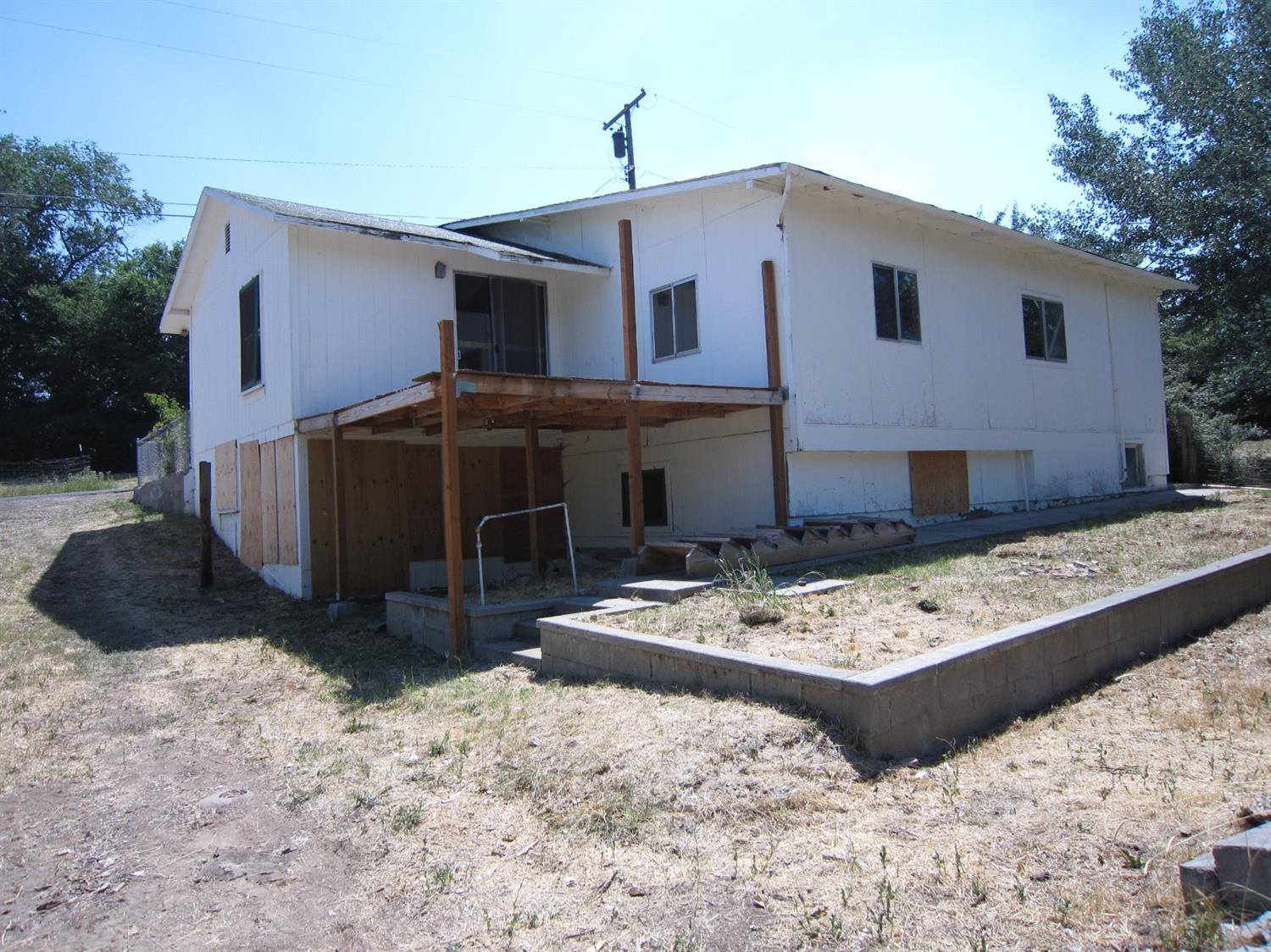 3 Bedroom home on .98 acre! This property is located in the suburbs towards the end of a dead end street. It has 1112 sq. ft. plus a 620 sq. ft. basement. Detached garage with extra storage. This is a HomePath property.