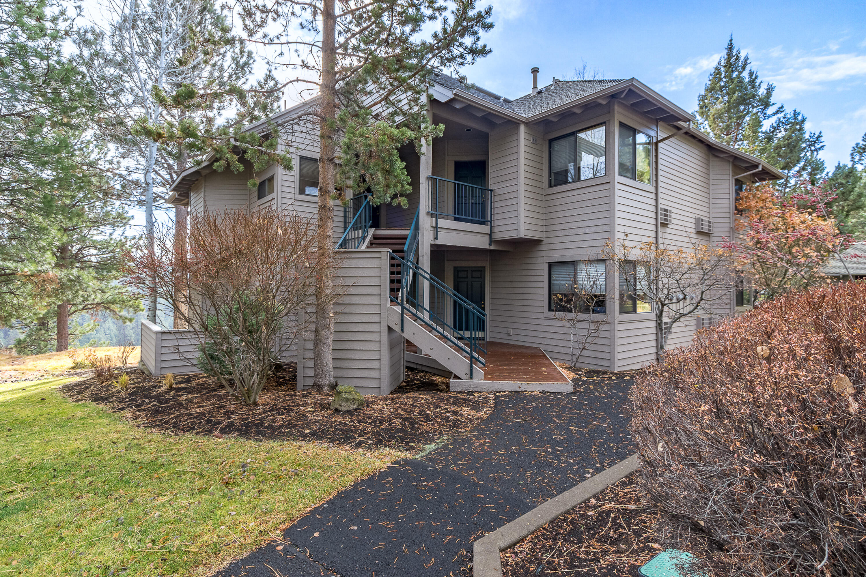 Whether you're seeking a family getaway, 1031 exchange, or a short-term rental, River Ridge at Mt Bachelor Village offers it all. This stunning 2-bdrm, 2-bath condo, perched high above the Deschutes River, is turn-key. 10 weeks annually, Fri-Fri calendar. The condo offers the flexibility to create 2 separate rentals by locking off the 2nd bedroom, an ideal income-generating option. After a day of adventure, unwind in your private hot tub nestled in a peaceful forest setting, listening the river. Amenities include heated pool, hot tubs, Fireside room, & access to the River Trail. Ability to exchange your weeks through RCI for even more travel opportunities. Located near historic downtown Bend & the Old Mill
District. Short drive to Mt. Bachelor Ski Resort. Experience the best that Bend has to offer!