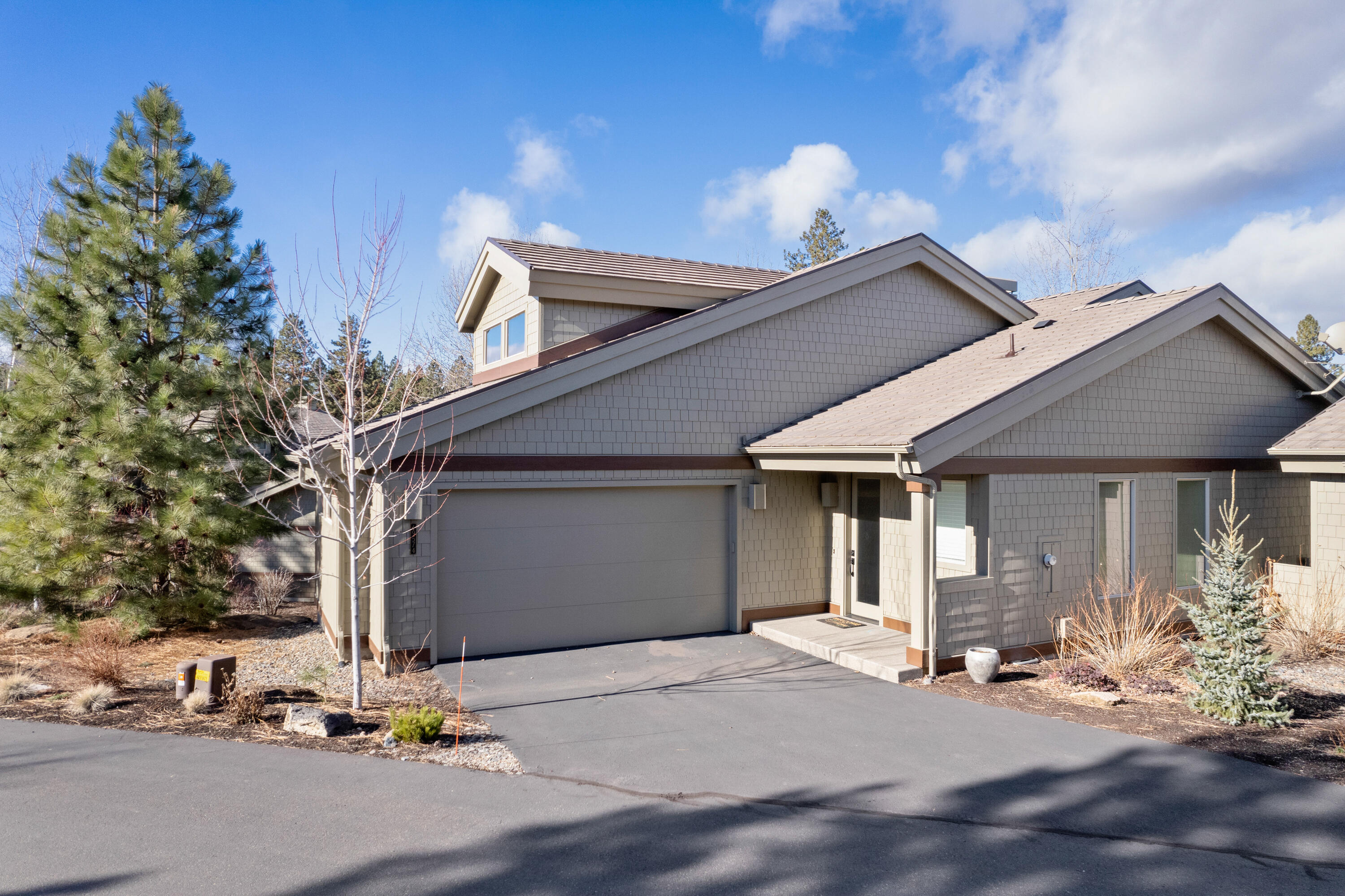 Rare opportunity in the Painted Ridge community in Broken Top. This one has it all. Beautiful end unit with no common walls, 4 bedroom, 3 1/2 bath townhome features hardwoods throughout (stairs are carpet), stunning quartz and tile accents in kitchens and bathrooms, vaulted ceilings in the great room and primary room, and fresh interior paint throughout. The formal dining room, designated office and primary bedroom are all on the main level. Downstairs you will find a second primary suite and a large bonus room plus a multitude of storage options. The extensive decks provide an excellent space for gathering as well as a private corner for soaking in a new Oregon
Springs hot tub. Bonus feature is an access gate off the deck and stairs that lead to the common area behind the property. Spacious 2 car garage complete with Tesla charger in place.