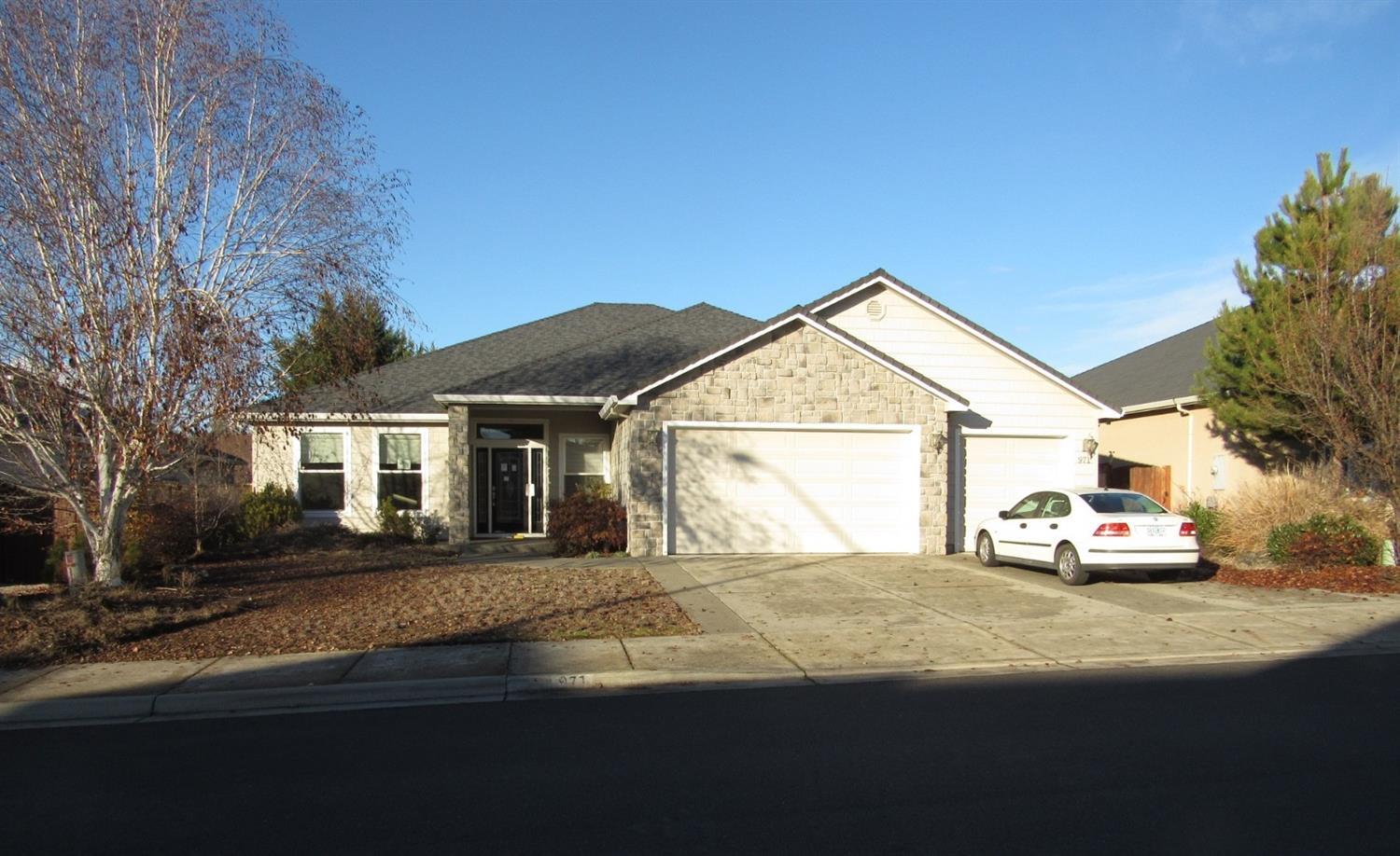 Popular floor plan features formal living and dining, 3 bedrooms, 2 baths plus a separate den/office off the foyer. The kitchen features granite counters, an island with eating bar and gas cooktop and pantry. The master suite is truly a retreat with a jetted tub, separate shower and huge walk-in closet. Other features include extensive use of hardwood floors. Located within the golf course community. Includes a heated in-ground, hot tub, and heated garage.
