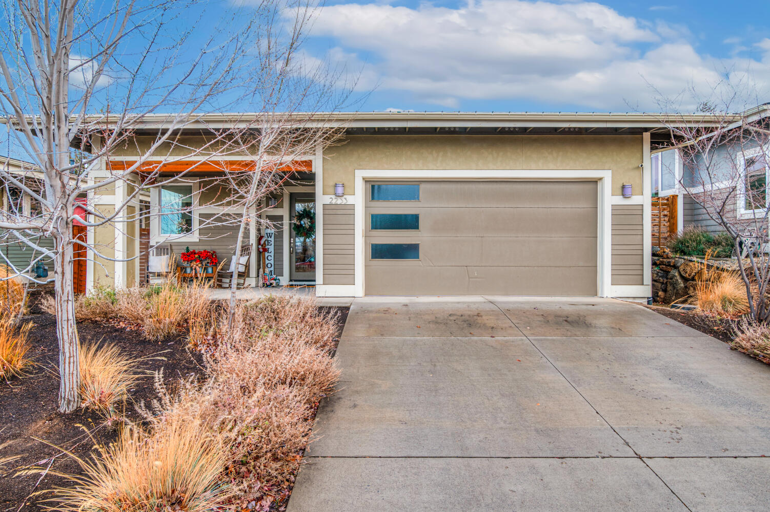 This beautiful modern home sits on 0.17 acres and is just a short distance from the river and shopping. It boasts an open kitchen with an island, making it perfect for entertaining. The property features a spacious, fully fenced backyard, as well as low-maintenance front and back yards, making it ideal for comfortable living or investment.