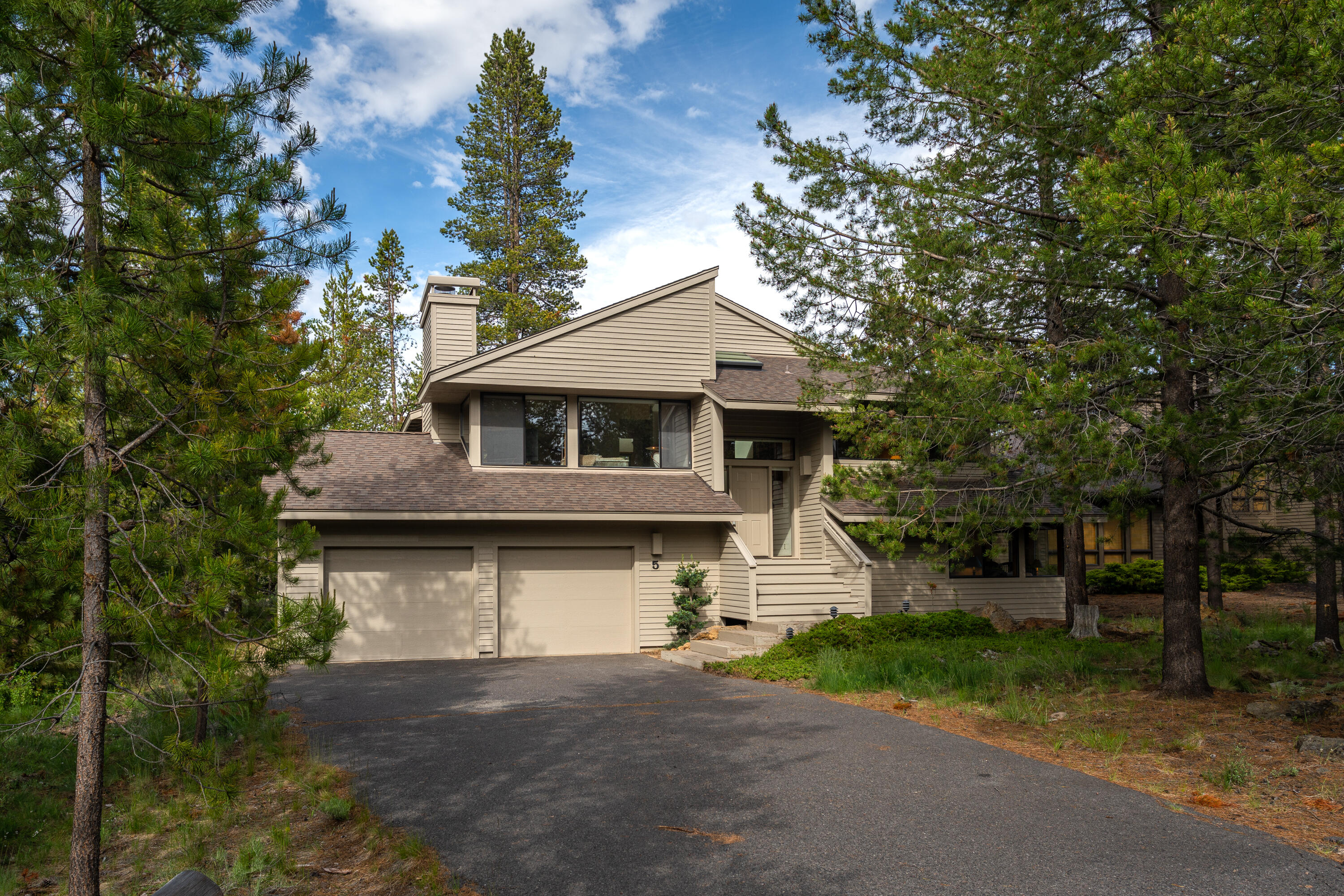 Come Home to your Sunriver Retreat where wonderful year-round outdoor adventures begin! Located in the quieter North end of Sunriver near the Woodland Golf Course,
North Pool & paths & trails along the Deschutes River. Spacious Primary Suite with tongue & groove wood vaulted ceiling, Walk In closet, jetted tub & separate shower.
Vaulted living room w/rock wood burning fireplace, Dining Room with sliding glass door that opens to a huge newly rebuilt deck with hot tub. Kitchen with skylight, island,
new SS appliances, breakfast bar. New carpet. Fully furnished.