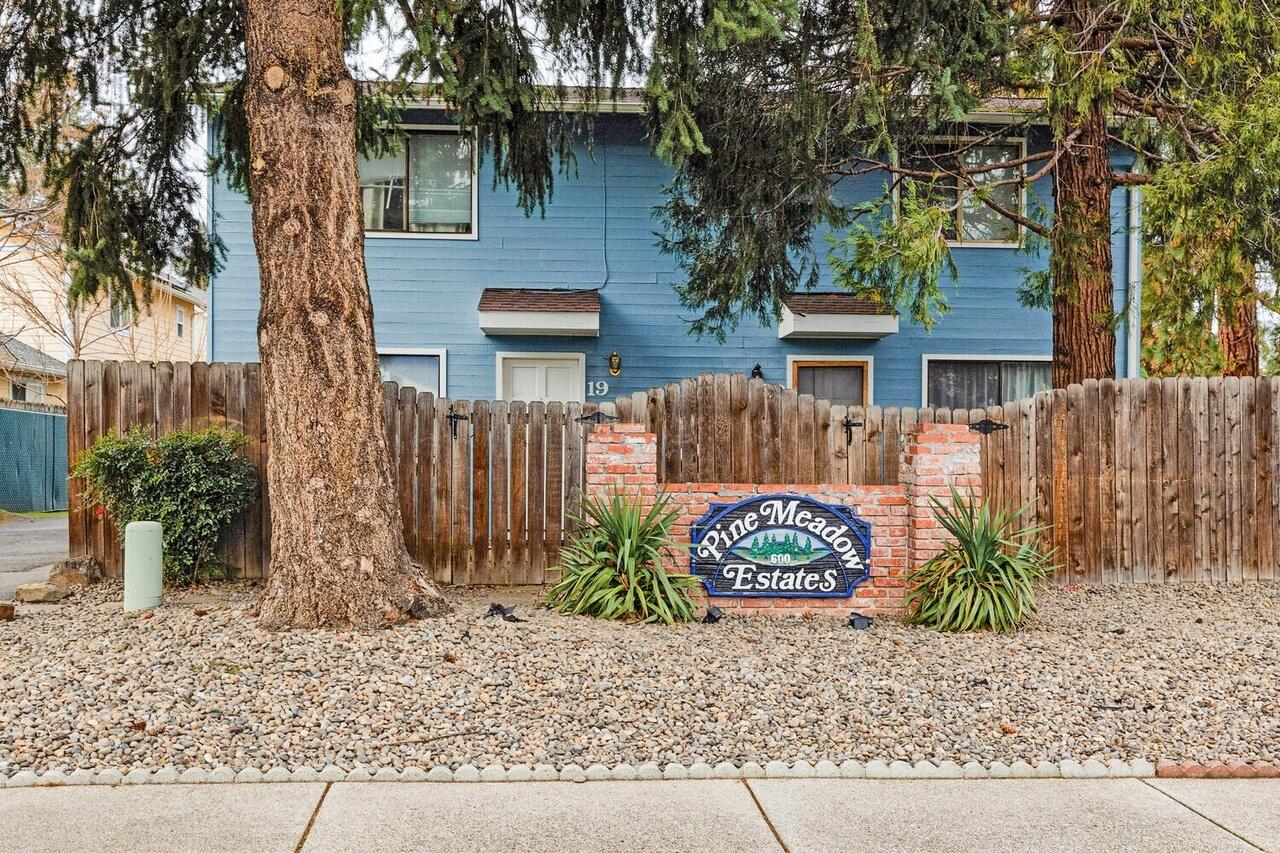 This is a cute condo with a private back yard in a small complex with a great location. Easy access to the freeway. Next to the Phoenix Library, close to New Phoenix Phoodery, and multiple parks!  Association fees cover Exterior Maintenance (roof, paint etc..) Landscaping, Water and Garbage. Exterior was painted in 2022.