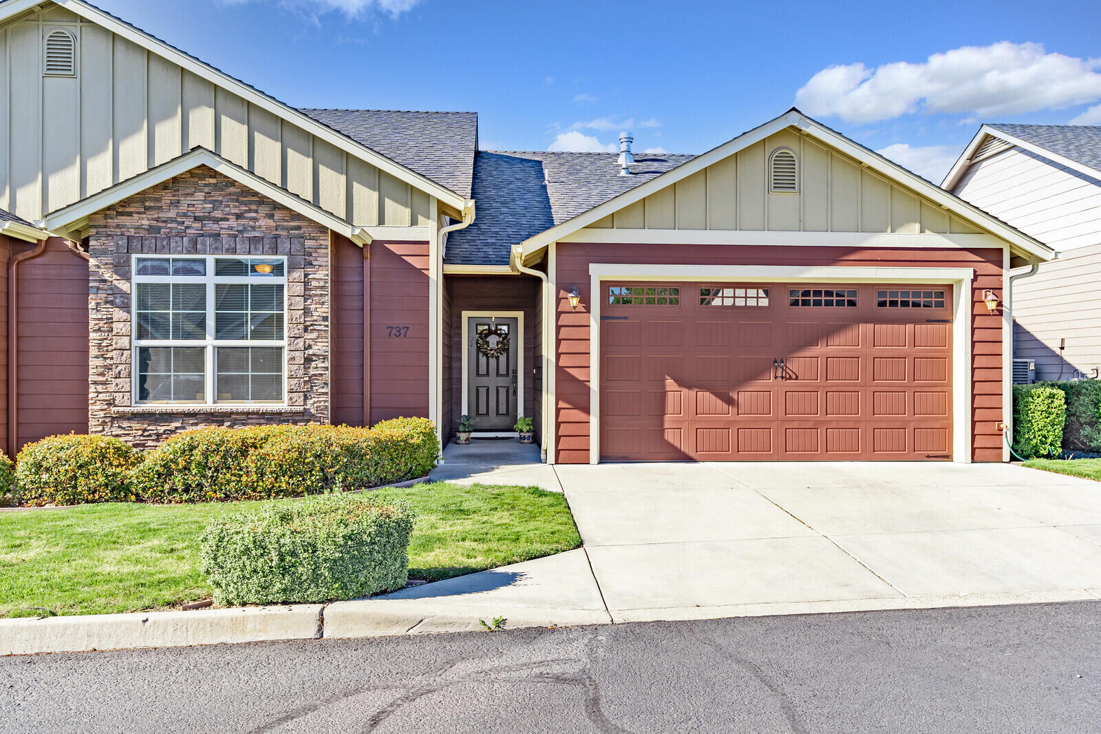 Beautiful home located in a desirable E. Medford neighborhood.  This one level, 2 bed, 2 bath home has a wonderful open layout and was designed for easy living.  The living room is spacious with a lovely gas fireplace and gorgeous hardwood floors that run throughout the main areas of the home.  The kitchen has modern shaker style cabinetry with granite counter tops and new stainless steel appliances.  The back of the house is encompassed by windows that allow for plenty of natural light.  You can also enjoy the outdoors on the backyard patio that the current owners have made into their own little oasis.  Both bedrooms are a good size and the master has its own ensuite.  The front yard landscaping and the exterior maintenance of the home are all included in the HOA.  This fabulous home awaits you.