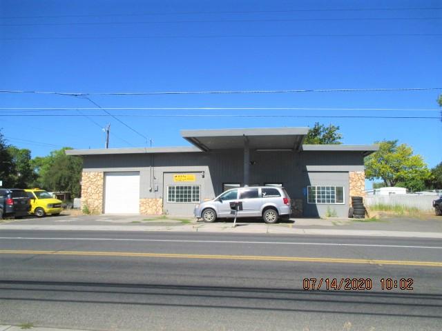 What a great location for a variety of businesses.  property has central heat and air, very clean inside, it is divided into several offices and has internet connections throughout.  High traffic count on Summers Lane.  Clear DEQ!  Year built is estimated.