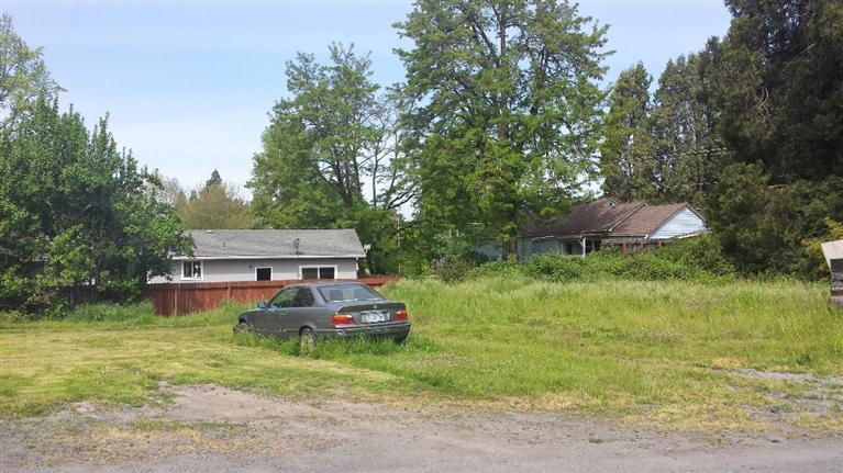 Nice lot close to town ready for you to build your own home just the way you want it. All city services available.