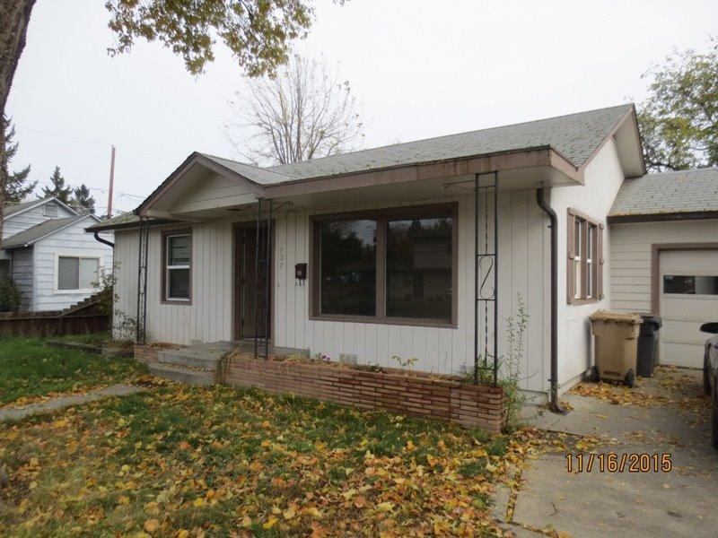 2 bedroom, 1 bath home in the city. Near shopping and schools.