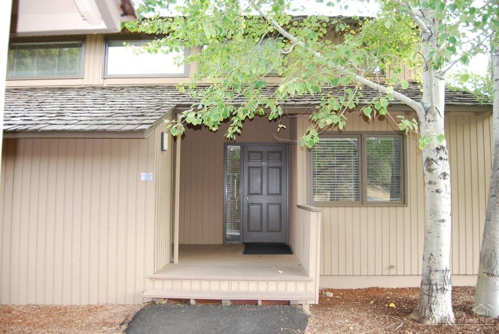 A beautiful 3 bedroom 2 bath townhome setting overlooking the Deschutes River. Everything is taken care of with your dues including housekeeping. Enjoy the amenities Eagle Crest has to offer including 3 golf courses, 3 sports centers with pools, and many miles of hiking and biking trails.