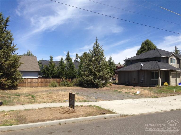 Nice level building site for duplex in Empire Village in popular NE area. Protective CC&R's. Utilities at site including natural gas, city sewer and Avion water.