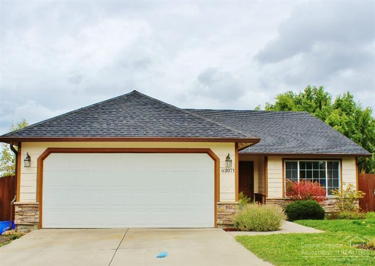 Charming Pennbrook Home in Terrango Glenn. This single level 3 bedroom/2 bathroom home features an open floor plan perfect for entertaining. Nice sized kitchen with island, pantry, maple cabinets and plenty of storage space. 1638 sq ft home has a large family room with gas fire place, perfect for relaxing in the upcoming winter months. Enjoy a beautifully landscaped lawn with sprinkler system and fenced back yard. In a great location new upgraded slab granite counter tops going in now.